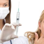 За відмову від вакцинації “вдарять” гривнею: влада жорстко попередила бюджетників