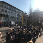 В Івано-Франківську люди годинами стоять у черзі, щоб щепитись