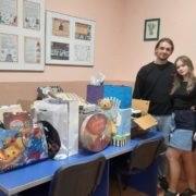В Івано-Франківську молодятам на весілля замість квітів дарували іграшки: їх вони передали дітям з притулку