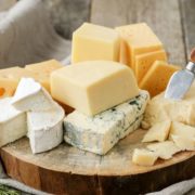 В Україні ціни на сир продовжують стрімко зростати: названа причина і що буде далі