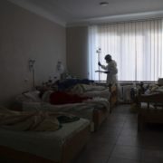 “У нас катастрофа”: лікар попередив українців про потенційний колапс медичної системи через COVID-19