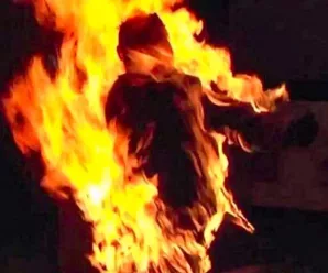 Школярі заради забави заживо спалили чоловіка на вулиці