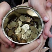 Акція “Монетки дітям”: українці можуть допомогти хворим діткам старими копійками