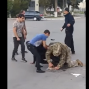 Роми жорстоко побили ветеранів АТО після скандального вибачення на колінах (відео)