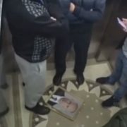 У Києві в ліфті повісили портрет Путіна: реакція українців потрапила на відео