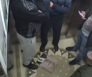 У Києві в ліфті повісили портрет Путіна: реакція українців потрапила на відео