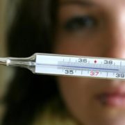 “Висока температура не є підставою викликати “швидку””: головний санітарний лікар розповів, коли викликати медиків