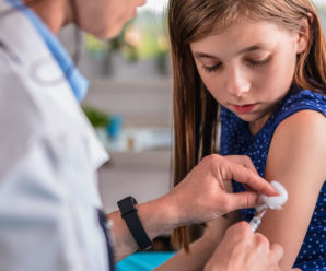 Від COVID можна вакцинувати не всіх дітей: протипоказання