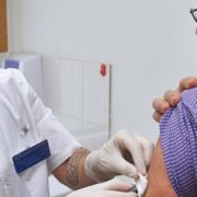 “Хоча б один раз їх уколоти”: ексголовний санлікар пояснив, чому важливо вакцинувати людей похилого віку