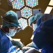 На Прикарпатті у жінки виявили катетер, який після операції “забули” лікарі: Понад рік мучили болі