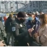 Поліцейські з автоматами зупинили маршрутку: люди влаштували скандал (відео)