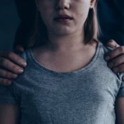 Зламане життя: вітчим зґвалтував 13-річну доньку. Дівчинка народила сина