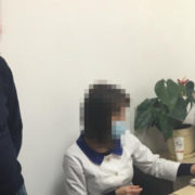 На Прикарпатті затримали лікарку, яка підробляла сертифікати вакцинації: у СБУ повідомили деталі. Відео