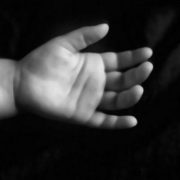 Знайшли мертвим 5-місячного хлопчика: матір дитини повідомила про трагедію та втекла