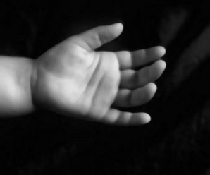 Знайшли мертвим 5-місячного хлопчика: матір дитини повідомила про трагедію та втекла