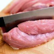 В Україну завезли небезпечне м’ясо: що потрібно знати покупцям