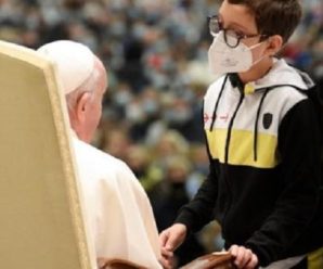 Хлопчик, який під час аудієнції сміливо підійшов і сів біля Папи, зцілився від важкої хвороби