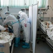 “Посилення карантину і “згоряння” легень, штам “Омікрон” долає кордон”: лікар про удар вірусу вже через тиждень (ВІДЕО)