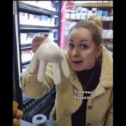 “Ти корова з дійками”: “безкоштовний” поліетиленовий пакет у магазині спричинив скандал (відео)
