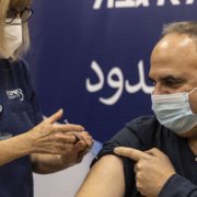 Ізраїль першим у світі почав вакцинувати четвертою дозою проти COVID-19: хто отримав рятівний укол