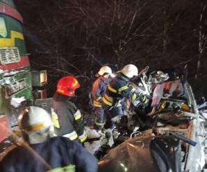 Загинули люди: біля Івано-Франківська поїзд зіткнувся з автомобілем (ФОТО)