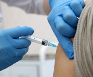 Україна вводить ревакцинальну дозу проти COVID-19 для медиків та працівників інтернатів