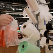 Уряд встановив ціни на пластикові пакети: скільки відтепер коштуватимуть “маєчки”