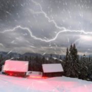 Грім та блискавки під час снігопаду: у мережі показали відео аномальної погоди у Чернігові