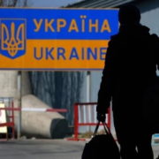 Експерти б’ють на сполох: мільйони заробітчан виїхали з України