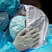 “Штам “Омікрон” “запікає” легені та випарює хворого зсередини, жахіття зупинити не вдається”: медики про загрозу вірусу