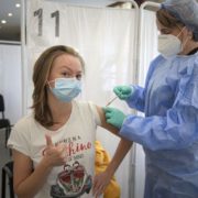МОЗ заборонив лікарні в Ужгороді вакцинувати від COVID: там зробили понад 1400 “анонімних щеплень”