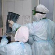 “Нікому не вдасться втекти від вірусу, заразний штам “Омікрон” посилює пандемію”: медики про сплеск страшної недуги
