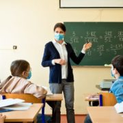 В Україні зростуть зарплати педагогів: скільки дадуть вчителям і директорам шкіл