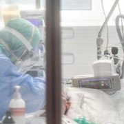 “Ці люди точно захворіють і потраплять у лікарні, штам “Омікрон” починає “фінальну” хвилю”: лікар про повторне зараження