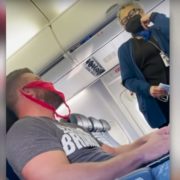 Пасажир літака замість маски одягнув червоні жіночі трусики: інцидент потрапив на відео