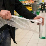 Платні пластикові пакети: скільки коштуватимуть у магазинах з 1 лютого