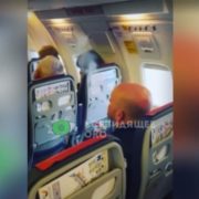 “Я тобі цю соску зараз в ср*ку засуну”: у літаку з Єгипту українка обклала матюками пасажира, який димів вейпом (відео)
