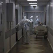 “Захворіють усі, хто ще не хворів”: в Україні новий спалах коронавірусу, чого очікувати від “Омікрону”