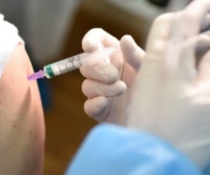В Україні запровадили третю, бустерну, дозу вакцини від коронавірусу: хто має робити її в першу чергу