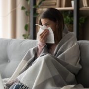 Українці все частіше почали одночасно хворіти і на COVID, і на грип: як розрізнити симптоми