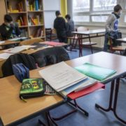 В Україні школярі сидять у холодних класах при +7… +12: батьки б’ють на сполох