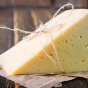 Популярний сир зникне з полиць магазинів: великі заводи призупиняють свою роботу через ціни на газ
