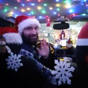 “За сезон планую роздати 130 кілограмів цукерок”: таксист возить пасажирів на новорічно-різдвяному авто (ФОТО)