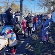 “Ми вже добу не їли і не спали”: примусово евакуйованим мешканцям Донбасу не вистачає місць у готелях