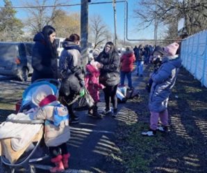 “Ми вже добу не їли і не спали”: примусово евакуйованим мешканцям Донбасу не вистачає місць у готелях