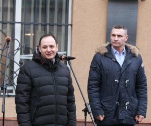У Франківську Руслан Марцінків та Віталій Кличко відкрили на стіні ратуші пам’ятну дошку (фото + відео)