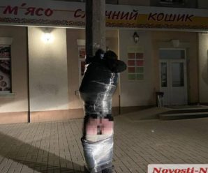 Спустили штани з трусами і прив’язали до стовпа: у Миколаєві та Маріуполі затримали мародерів (фото)