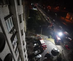Свист, удар і хвиля, яка розкидала по квартирі: мешканці пошкодженого будинку вибухом у Києві розповіли про пережите