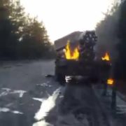“Ми попереджали”: прості українські чоловіки витягли окупантів та підпалили їхній танк (ВІДЕО)