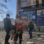 Наслідки обстрілу Росією житлового будинку в Києві: двоє загиблих та шестеро тяжко поранених (відео)